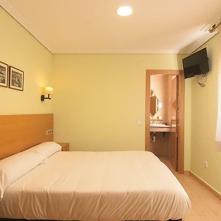 Hostal Los Batallones Torrejon de Velasco Ngoại thất bức ảnh